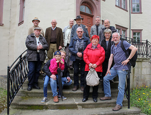 Die Teilnehmer der Exkursion auf der Freitreppe vor dem Schloss Wiehe, Foto: Rainer Schubert, 2019
