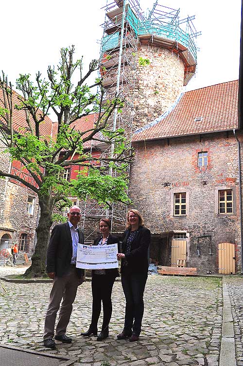 Dr. Klaus Püttmann und Dr. Antje Schloms überreichen Frau Angela Brümmer den provisorischen Scheck über 5.000 €.