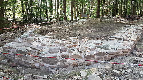 Freilegung und Sanierung der Kapellenfundamente im Mai 2020 (Foto Büro für Burgenforschung)