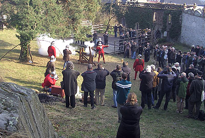 Vorführung des Vereins 1476 - Städtisches Aufgebot e.V. auf der Burg Kronberg anlässlich der Tagung "Die Burg im 15. Jahrhundert" Foto: Wagner (2009)