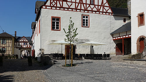 Hof der Philippsburg mit Terrasse Winzerkeller, Foto: P. Heßler 2019