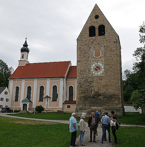 Gruppe vor dem "Grauen Herzog"