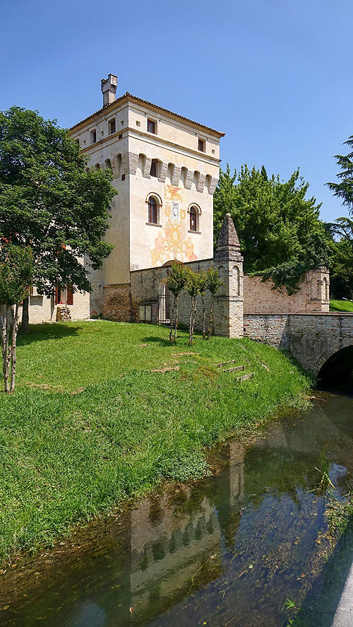 Abbazia Santa Maria in Sylvis Torturm (10./11. Jhdt.); letzter von ursprünglich sieben Wehrtürmen der Klosteranlage, Foto: Blohm 2020