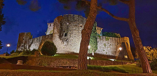 Burg Görz seit 12. Jhdt.; ab 1508 von den Venezianern erweitert; im I. WK stark zerstört, danach in den 30iger Jahren im freien, romantisch-faschistischen Stil rekonstruiert, Foto: Blohm, 2020