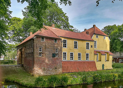 Manningaburg in Pewsum, Foto: R. Peters