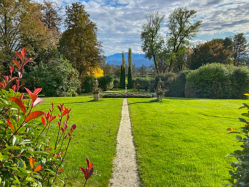 Schlossgut Ottmanach, Blick über den Garten in die Karawanken, Foto: Völkmann 2020
