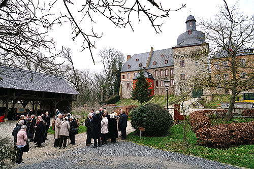 Gruppe vor Schloss Liedberg, Foto Drzisga 2020