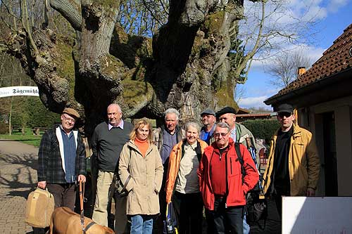 Gruppenfoto vor der Linde im Gasthof Sägemühle, Foto: Mewes 2015