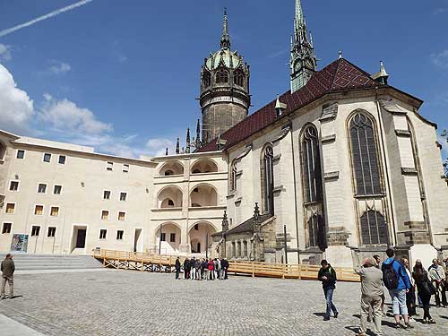 Schloss Wittenberg, Nordwestecke im Schlosshof, rechts die Schlosskirche, dahinter der zum Kirchturm umgestaltete Nordwestturm des Schlosses mit filigraner Dachkuppel, Foto: Hans-Joachim Spundler, 2017