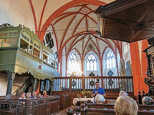 Herr Pohl in der Kirche von Hinta, Foto D. Blohm 2018
