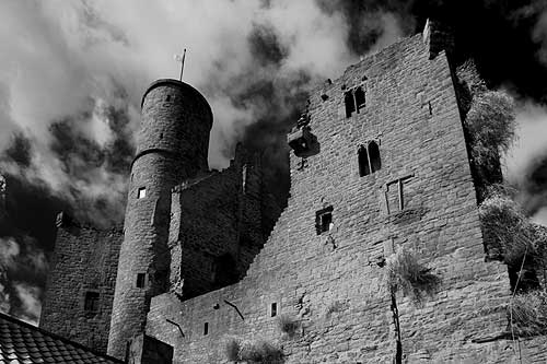 Infrarotaufnahme der Burgruine Hanstein.