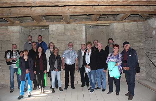 Gruppenbild im Dachgeschoss der Wasserburg Seebach.