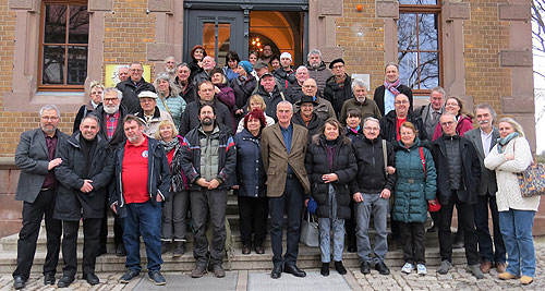 Teilnehmer und Gäste der Landesgruppenversammlung vor dem Portal des 1890 in der Burg erbauten früheren Landratsamtes Teilnehmer und Gäste der Landesgruppenversammlung vor dem Portal des 1890 in der Burg erbauten früheren Landratsamtes