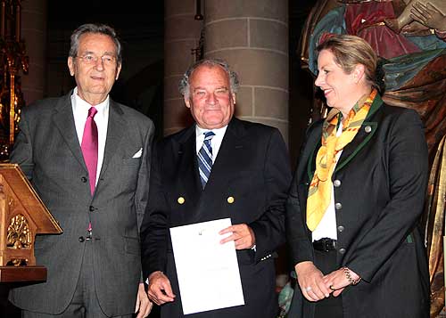 Preisverleihung in der St. Martin Basilika zu Amberg, v.l.r.: Alexander Fürst zu Sayn-Wittgenstein-Sayn, Dr. Hans Heinrich von Srbik,  Christina von Srbik