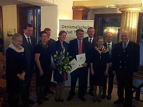 Gruppenbild mit Preisträgern (v.l.n.r.: Friederike Ebner v. Eschenbach, Mutter der Preisträgerin, Jerzy Marga?ski, Botschafter der Republik Polen, Prof. Barbara Schock-Werner, Präsidentin der DBV, Dr. Samuel Wittwer, Stiftung Preußische Schlösser und Gärten Berlin-Brandenburg, Elisabeth und Ulrich von Küster, Preisträger, Alexander Fürst zu Sayn-Wittgenstein-Sayn, Vorsitzender der Stiftung der DBV, Prof. Sabine Kunst, Präsidentin des Deutschen Nationalkomitees für Denkmalschutz, Kristian Ebner v. Eschenbach, Vater der Preisträgerin, Dr. Klaus-Henning von Krosigk, Vorsitzender der DBV-Landesgruppe Berlin-Brandenburg und Mitglied des International Committee of Historic Gardens and Landscapes)