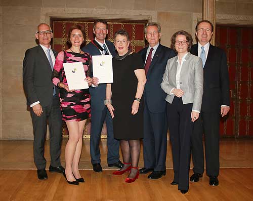 v.l.n.r.: Dr. Klaus Püttmann, Gräfin Annabelle und Graf Marcus von Oeynhausen-Sierstorpff, Prof. Dr. Barbara Schock-Werner (Präsidentin der Deutschen Burgenvereinigung), Alexander Fürst zu Sayn-Wittgenstein-Sayn (Präsident der Stiftung), Ina Scharrenbach (Heimatministerin NRW, Dr. Karl Graf zu Eltz, Foto: Thomas Monhof