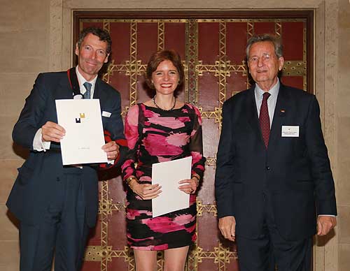 Die Preisträger Graf Marcus und Gräfin Annabelle von Oeynhausen-Sierstorpff mit dem Präsidenten der Stiftung Alexander Fürst zu Sayn-Wittgenstein-Sayn, Foto: Thomas Monhof