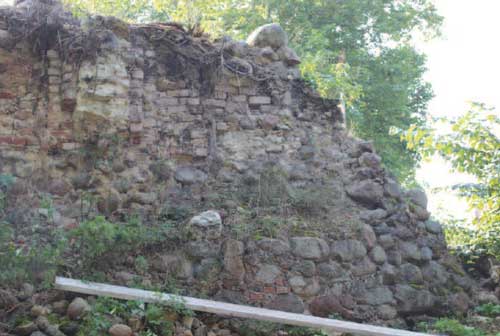 Bestandsaufnahme, einsturzgefährdete Feldsteinmauer