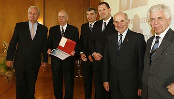 Foto v.l.n.r.: Hasso Freiherr von Senden, Stiftung Deutsche Burgenvereinigung e.V.; Dr. Jürgen Thommel, Vorstandsvorsitzender des Freundeskreises Burg Warberg e.V.; Joachim Isensee, Vorstandsmitglied ; Lorenz Flatt, Vorstandsmitlied; Peter Link, Geschäftsführer der Bundeslehranstalt Burg Warberg e.V.; Peter Rautenschlein, Vorstandsmitglied.