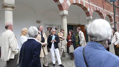 Unter den Arkaden des Renaissanceschlosses Reinbek herrscht noch Trockenheit. Doch dstere Blicke der Teilnehmer verweisen auf einen dsteren Himmel.