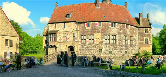 Abschluss bei Sekt und Selters vor der Burg Vischering