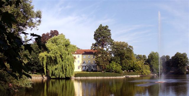 Sierhagen Gutshaus mit See