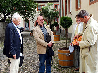 DAnk an Dr. Friedhoff (Dr. Drr. Dr. Friedhoff, Dr. Friedrich, Herr Lhrs), im Innenhof von Schloss Philippsburg, Foto: Detlev Blohm
