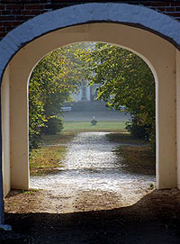 Blick durch die Toreinfahrt von Rastorf