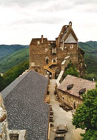 Blick vom 'Brgel' ber die Mittelburghinweg auf den 'Stein' mit der Hochburg. Links der lange Saalbau, rechts die Drnitz.